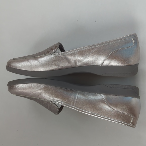 Easy Spirit Devitt Leather Casual Flats 8.5M  Metallic Pewter Silver/Gray - Picture 9 of 16
